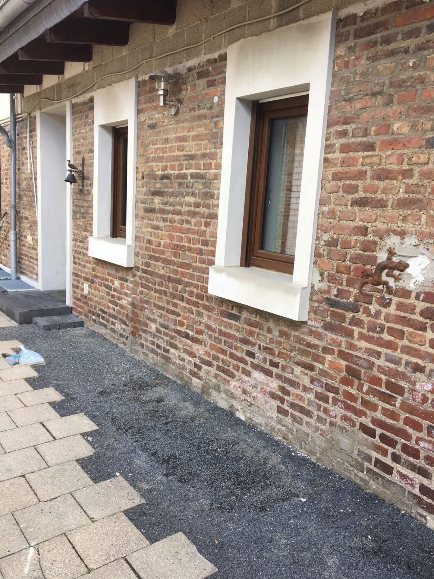 Klinkerfassade mit neuen Fensterlaibungen nach der Sanierung – Gebr. Krug GmbH