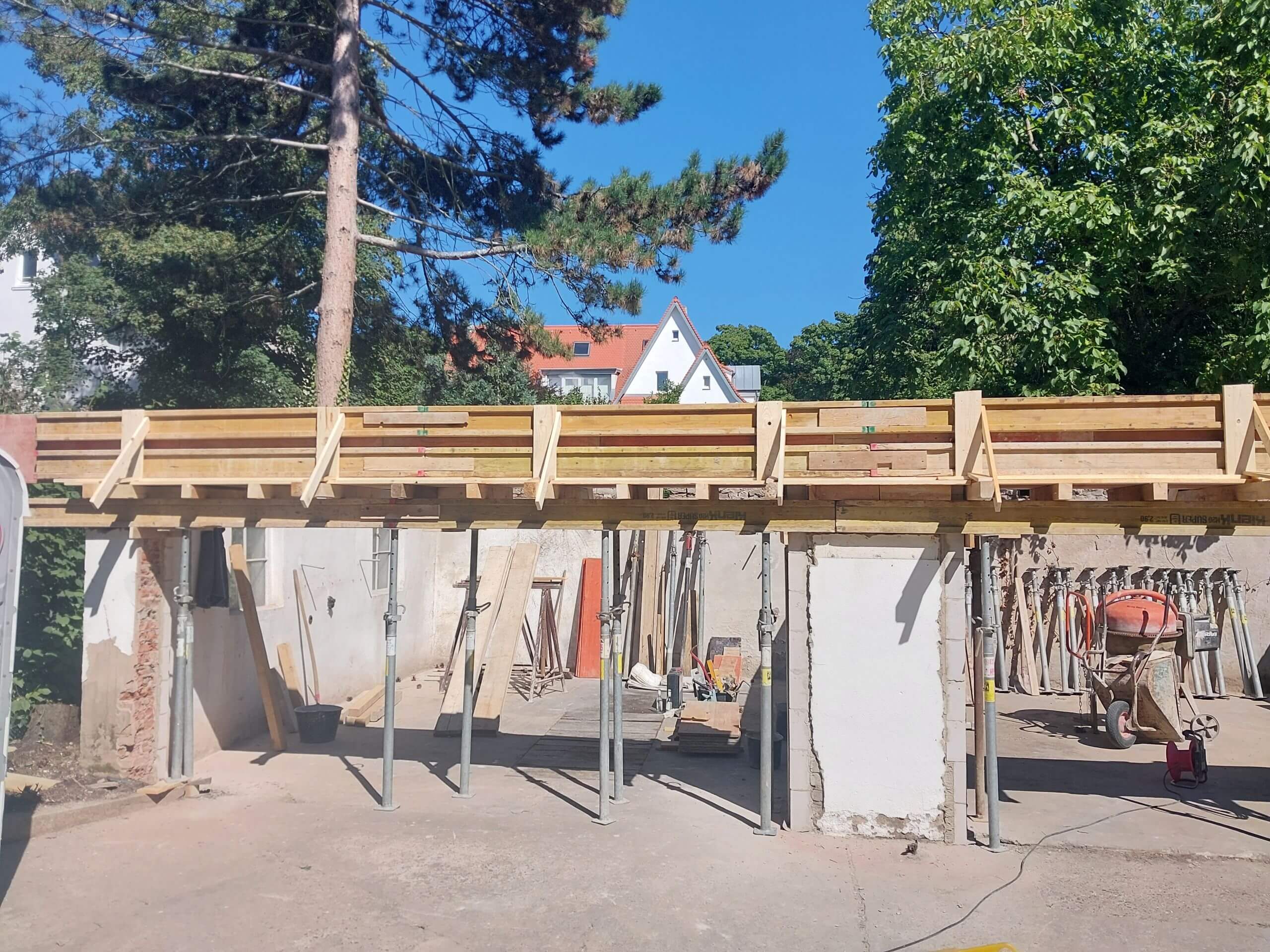 Schalungsarbeiten für Betondecke im Außenbereich – Gebr. Krug GmbH