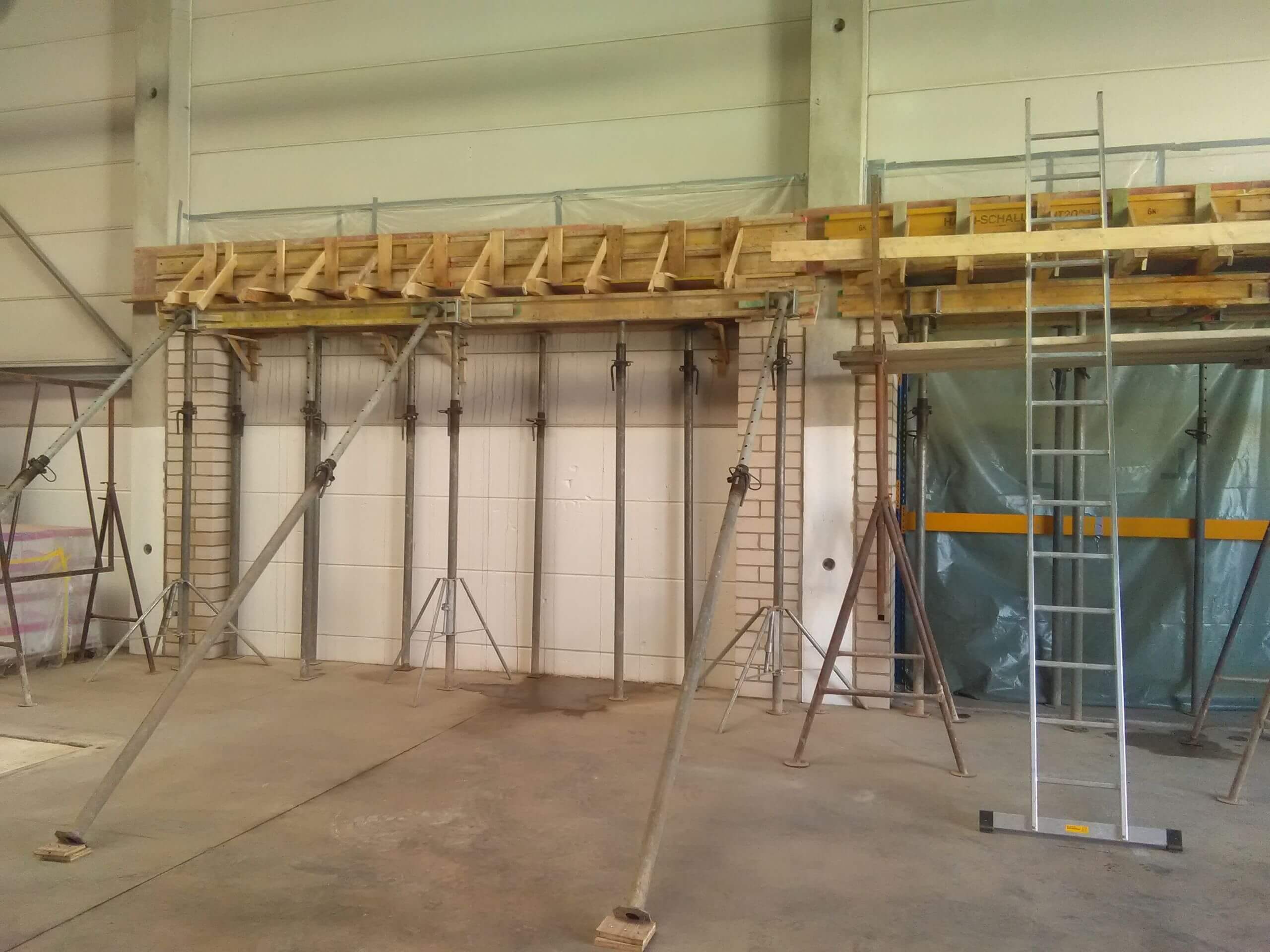 Schalungsarbeiten in einer Industriehalle – Gebr. Krug GmbH