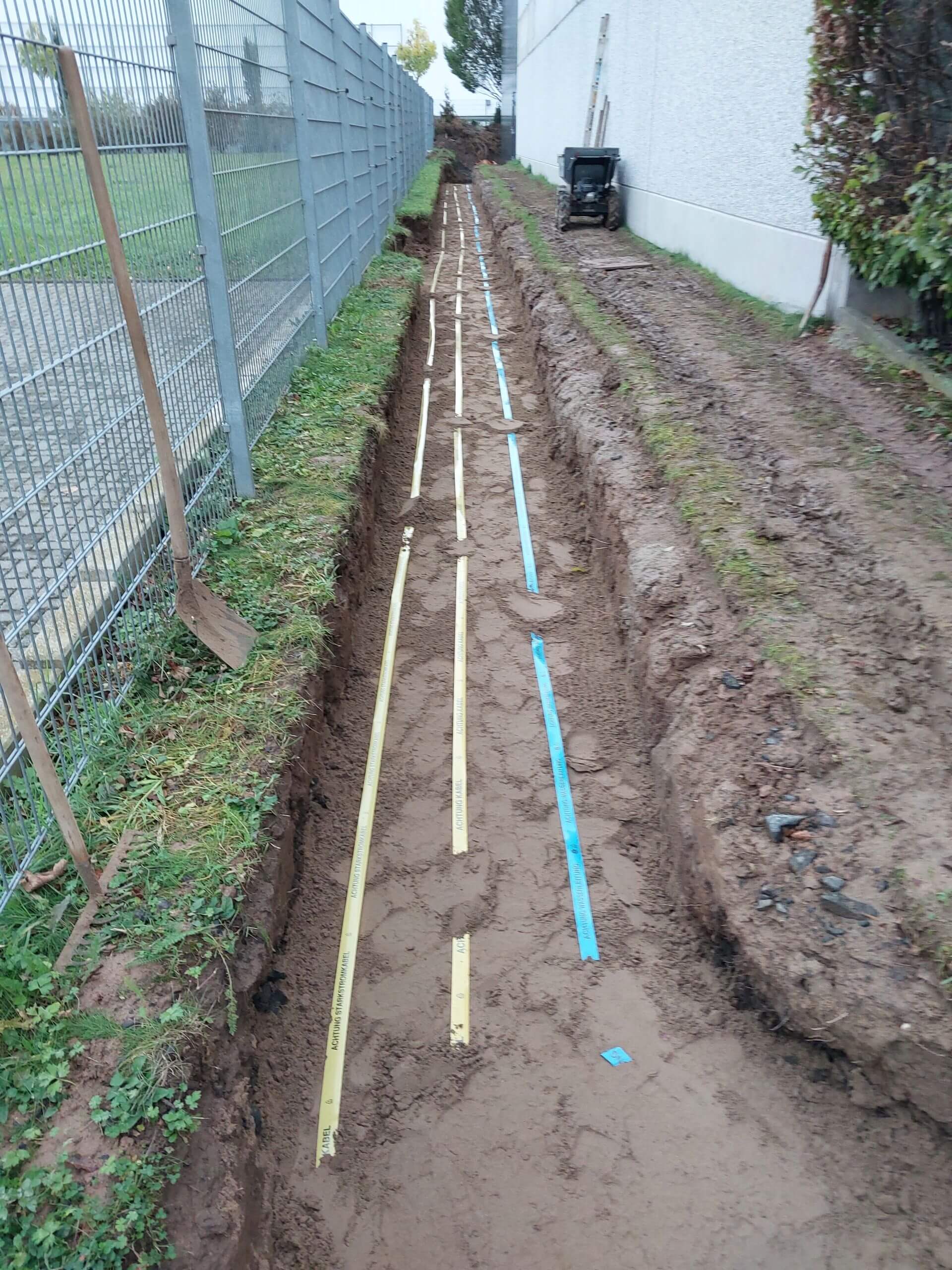 Kabelverlegung im Erdreich vor der Pflasterung – Gebr. Krug GmbH